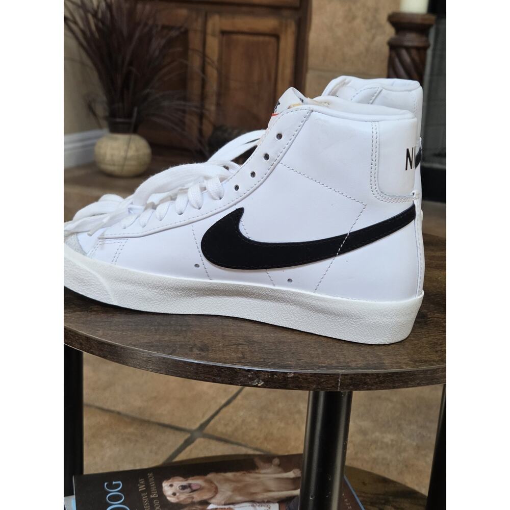 Nike  Women's  'Blazer Mid 77'  White and Black size 6 - Picture 2 of 11